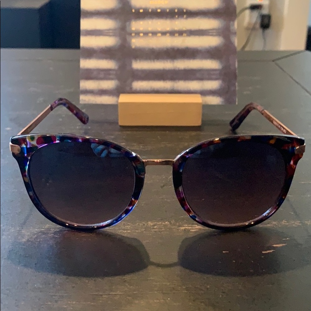 Tortoise shell plastic frame sunglasses